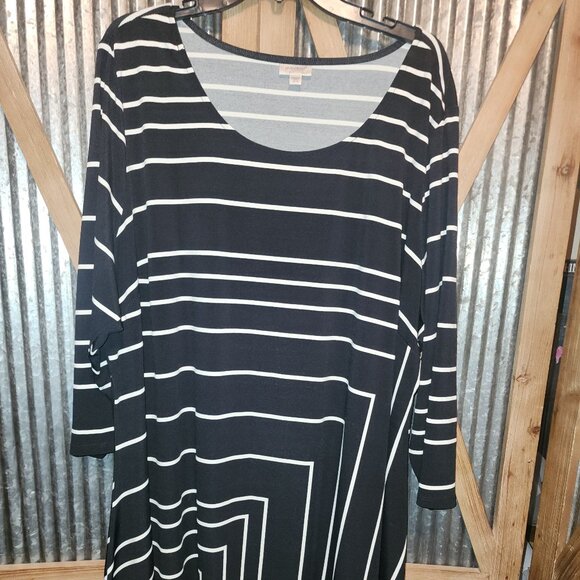 AVENUE~Womens Plus Black & White Geo Print Blouse 3/4 Sleeve~Sz 26/28 - Picture 1 of 2